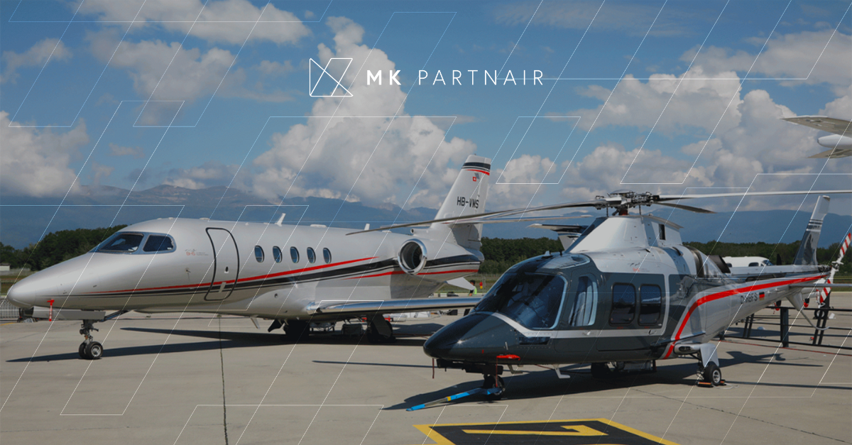 MK PARTNAIR x EBACE 2023 | L’INNOVATION, LES NOUVEAUTÉS ET LE DÉVELOPPEMENT DURABLE Un jet privé et un hélicoptère en vol, symboles de l'aviation privée offrant des options de transport aérien polyvalentes et luxueuses - EBACE