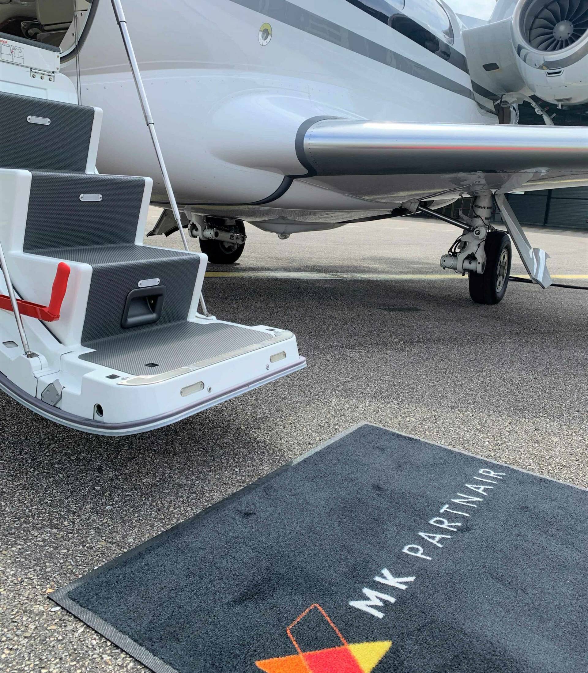 MK Partnair Fleet Private Jet Phenom 300 Exterior Tapis MK Partnair