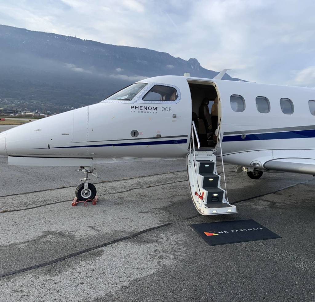 Phenom 100 présenté sur le tarmac de l'aéroport de Chambéry Savoie Mont en Blanc en France avec le logo de MK Partnair. Il a été le leader des vols domestiques français en jets privés lors de cette première année de crise sanitaire covid-19.