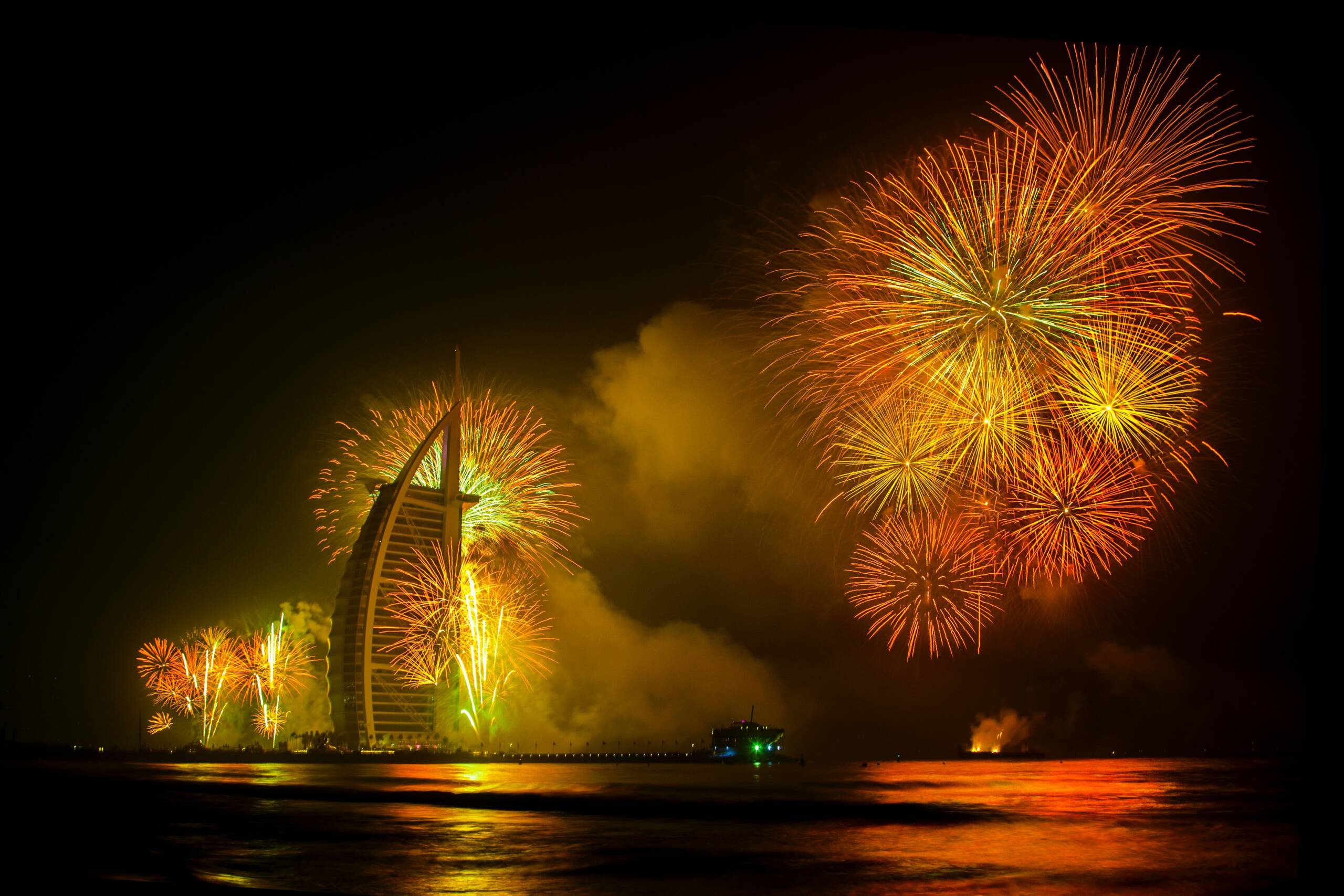 Photo prise lors du nouvel an à Dubai, feux d'artifices oranges et jaune - la photo a été prise le soir