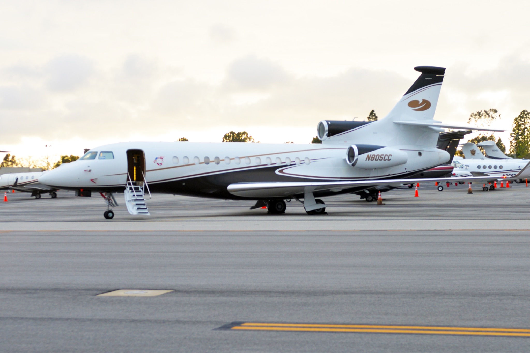 Jet privé Dassault Falcon 7X stationné sur le tarmac, escalier déployé