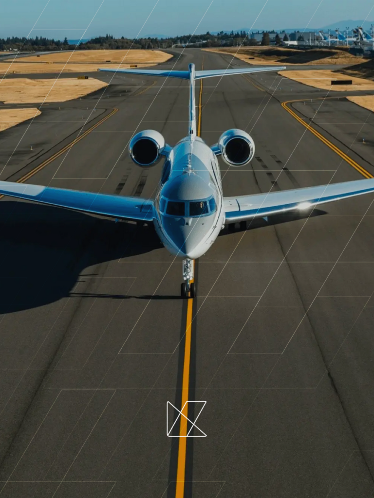 Participants enthousiastes à EBACE, la plus grande exposition d'aviation d'affaires en Europe, explorant les dernières innovations, technologies et avancées de l'industrie aéronautique - EBACE